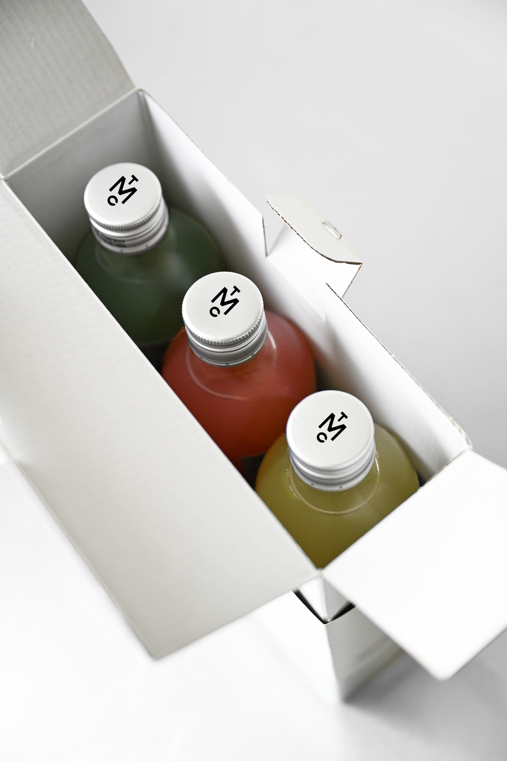 Discover three bestsellers of The Mocktail Club in this giftbox, you’ll find three small bottles of 49cl, each packed with flavor and ready to elevate your sipping experience.