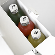 Discover three bestsellers of The Mocktail Club in this giftbox, you’ll find three small bottles of 49cl, each packed with flavor and ready to elevate your sipping experience.